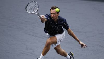 Медведев победил Раонича и вышел в финал теннисного «Мастерса» в Париже