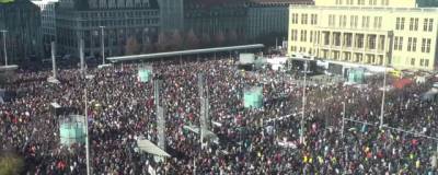 В Германии люди вышли на митинг из-за локдауна