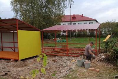 В Смоленской области осужденные строят навесы для детских садов