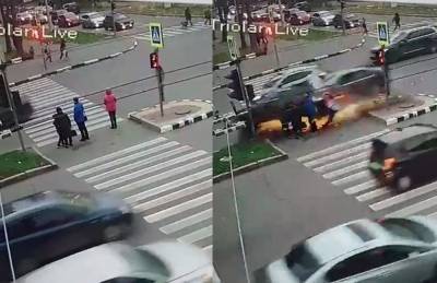 В Харькове Volkswagen сбил четырёх человек на островке безопасности, видео