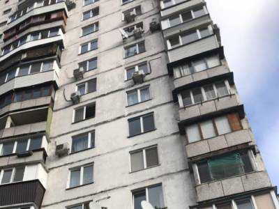 Трагедия на столичной Оболони: из окна многоэтажки выпала женщина