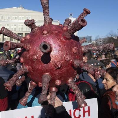 В центре Лейпцига собрались протестующие против ограничительных мер по коронавирусу