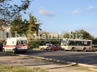 В Бердянске столкнулись Renault и ВАЗ: водителя «Жигулей» госпитализировали