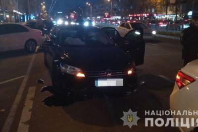 В центре Харькова легковушка "влетела" на островок безопасности, три человека пострадали