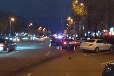 В Харькове Volkswagen вылетел на островок безопасности и сбил трех человек: фото с места ДТП