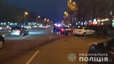В центре Харькова автомобиль влетел в пешеходов на островке безопасности