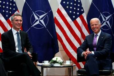 Генсек НАТО поздравил Байдена и призвал противостоять России