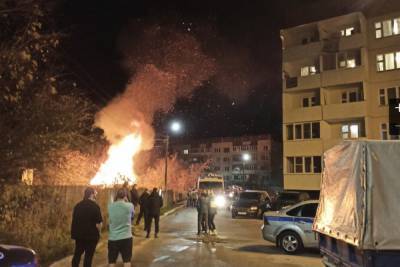 10 человек тушит загоревшийся жилой дом в Пскове