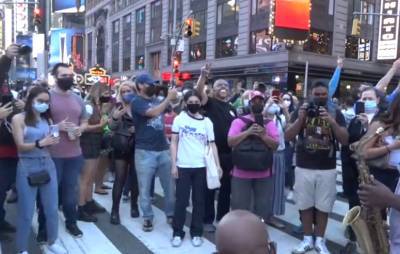 В Нью-Йорке люди вышли на улицы, чтобы отпраздновать победу Байдена на выборах