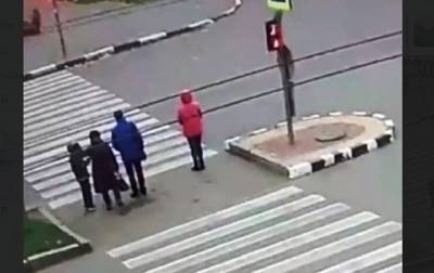 ДТП в Харькове: водитель "снес" людей на островке безопасности