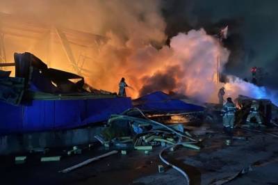 В Екатеринбурге ликвидировано открытое горение на складе с парфюмерией