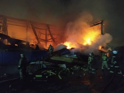 В Екатеринбурге крупный пожар уничтожил склад парфюмерии и бытовой техники
