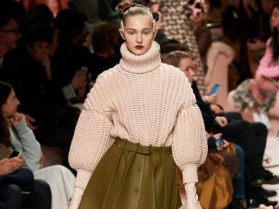 Дизайнеры показали самые модные свитера на зиму-2020-2021