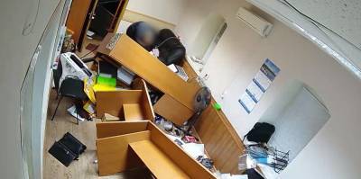 Мужчина разгромил офис в центре “Липецка” и повредил два “Мерседеса” (видео)