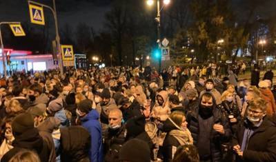 В Санкт-Петербурге на фоне эпидемии провели большой уличный праздник