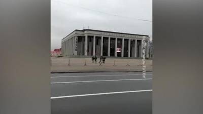 В центре Минска стягивают силовиков и бронетехнику перед новой акцией протеста