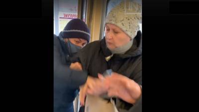 В Екатеринбурге пассажиры вытолкали из трамвая пенсионерку, отказавшуюся надевать маску