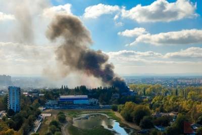 В Краснодаре бушует крупный пожар в районе Затона