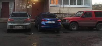 "Мастера парковки" продолжают изводить жителей Петрозаводска (ФОТО)