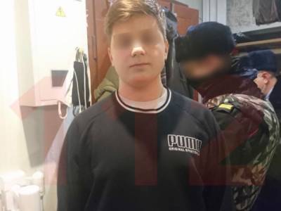 "Не пускали гулять". В России 15-летний подросток с пистолетом и ножом напал на свою семью