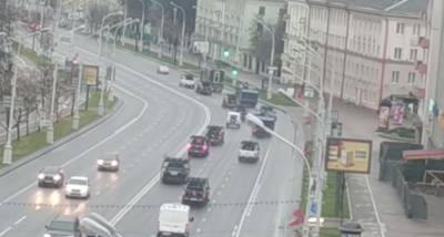 В центр Минска начали стягивать военную технику (видео)