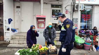 Полицейские проверяют соблюдение мер по COVID-19 на рынках и станциях метро