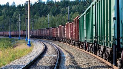 Более 30 вагонов грузового поезда сошли с рельсов под Новосибирском