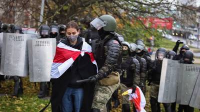 В Минске начались массовые задержания, слышны хлопки