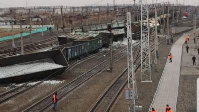 Грузовой поезд сошел с рельсов на станции в Новосибирской области