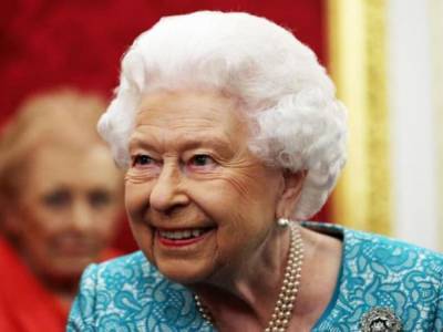 94-летняя Елизавета II впервые одела маску на публике