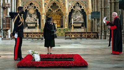 Елизавета II и Борис Джонсон почтили память павших в войнах