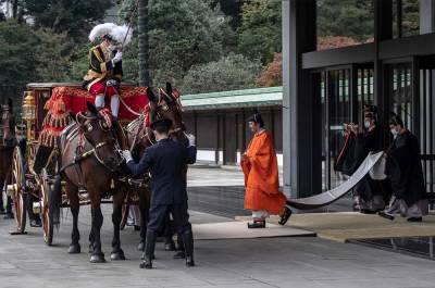 В Японии наследником трона провозгласили дипломированного биолога