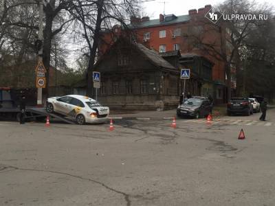 В Ульяновске в ДТП угодил автомобиль такси