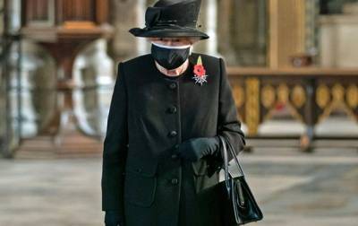 Елизавета II впервые появилась на публике в маске
