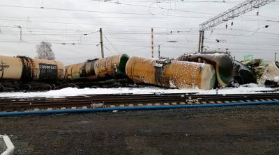 В Новосибирской области сошли с рельсов десятки вагонов - разлилось топливо