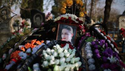 В годовщину убийства аспирантки Ещенко к дому Соколова принесли цветы