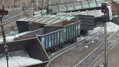Последствия масштабного крушения поезда в Новосибирской области сняли на видео