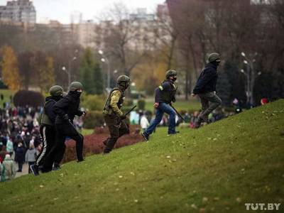 «Заставляют лежать „лицом в землю“, избивают дубинками»: белорусские силовики продолжают отлавливать митингующих (видео)
