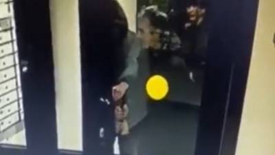 Тюменские вандалы ломают двери в подъездах и камеры в лифтах (ВИДЕО)