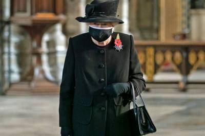 Елизавета II появилась в маске на мемориальной церемонии в Лондоне