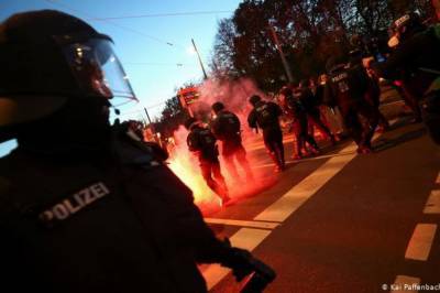 В Германии во время протеста против карантина произошли столкновения митингующих с полицией