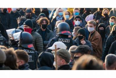 Протестующие против карантина напали на полицейских в Лейпциге