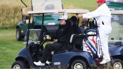 Трамп второй день подряд играет в гольф