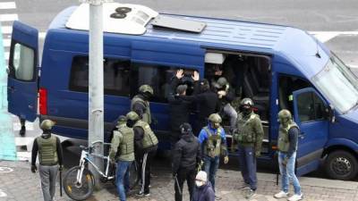 В Минске силовики и "титушки" разогнали "Марш народовластия", задержано более 450 человек