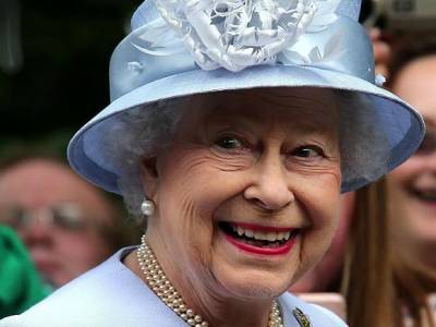Британская королева впервые появилась на публике в маске (фото)