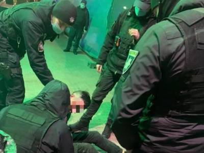 Второй раз за неделю: В метро Киева агрессивный пассажир без маски забрызгал копов слезоточивым газом