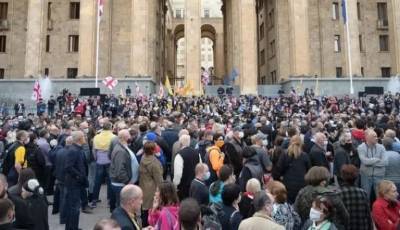 Протестующие в Тбилиси от парламента двинулись к зданию ЦИК