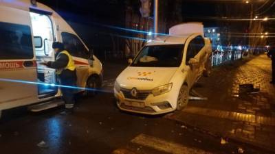 Такси повисло на заборе после жесткого ДТП в Омске