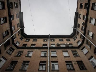 В Петербурге женщина упала с высоты 11 этажа и выжила