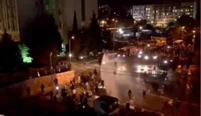 Против протестующих у ЦИК Грузии применили водометы